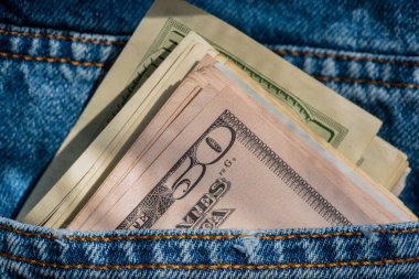 Dolar banknotları. Cebinde para var. Kağıt para, para, nakit. Yakın plan. finans, ödemeler