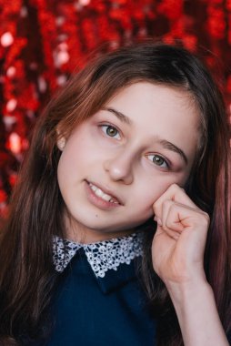 Liseli kız. Kırmızı arka plan portresindeki liseli kız. Duygusal kızların bir dizi portresi..