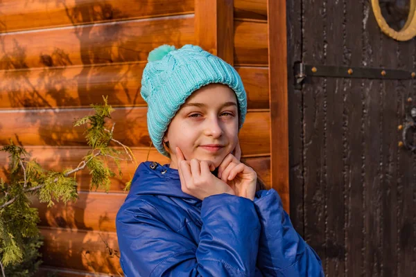 Dívka Modrém Saku Zimu Dívka Modrém Saku Procházku Portrét Teenagera — Stock fotografie