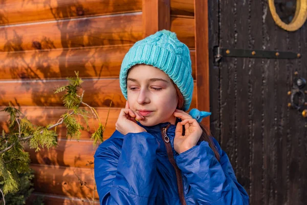 Menina Inverno Casaco Azul Menina Casaco Azul Para Passear Retrato — Fotografia de Stock