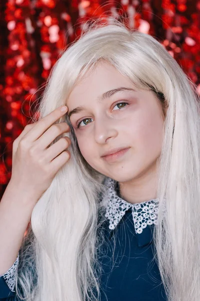 Блондинка Дівчинка Червоному Фоні Серія Портретів Емоційних Дівчат — стокове фото