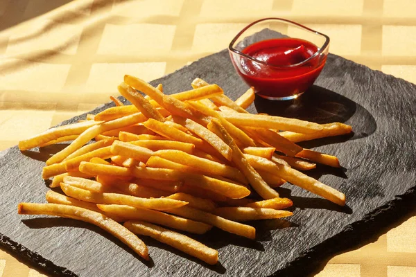 Frites Sauce Tomate Sur Ardoise Noire Pomme Terre Nourriture Française — Photo