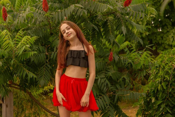 Tinédzser Lány Zöldség Hátterében Csinos Lány Piros Szoknyában Nyáron — Stock Fotó