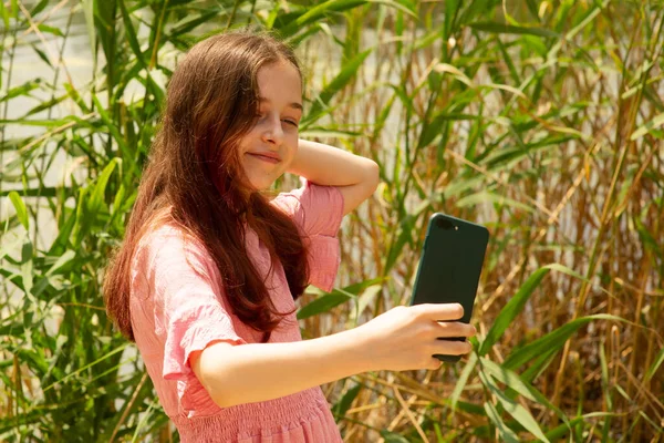 Tânără Face Selfie Conceptul Tehnologic Adolescentul Vorbește Prin Video — Fotografie, imagine de stoc