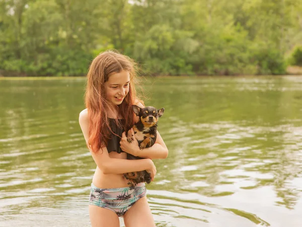 Adolescente Chihuahua Bord Rivière Jeune Fille Son Petit Chien — Photo