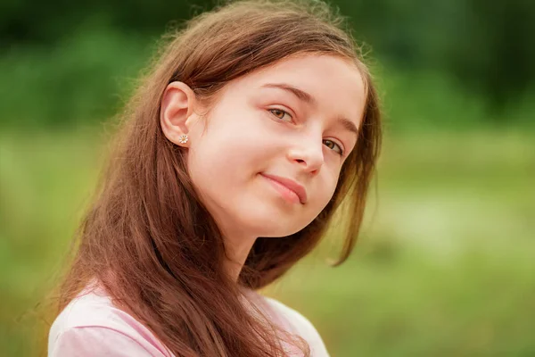 Портрет Дівчини Підлітка Відкритому Повітрі Красива Молода Дівчина — стокове фото