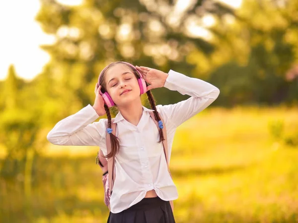 Mooi Klein Meisje Dat Naar Muziek Luistert Een Koptelefoon Het — Stockfoto
