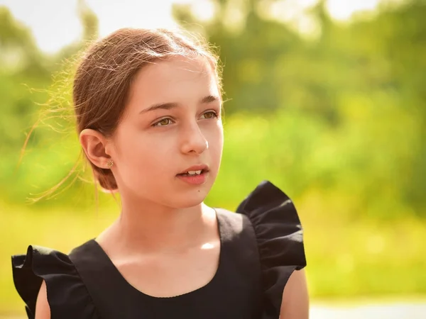 自然との10代の少女の肖像画 公園の女子高生 — ストック写真