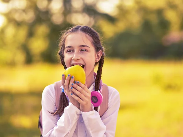 Joven Chica Hermosa Muerde Una Manzana Colegiala Comiendo Una Manzana —  Fotos de Stock