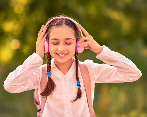 Outdoor Portret Van Mooie Tiener Meisje Luisteren Muziek Met Draadloze — Stockfoto