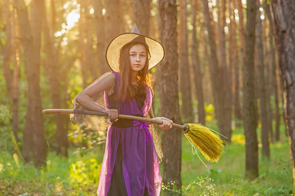 Jeune Fille Costume Halloween Dans Forêt Avec Balai Halloween — Photo