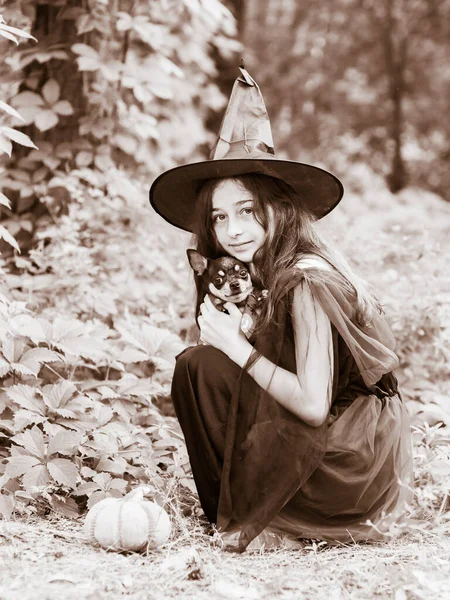 Tourné Une Petite Fille Costume Halloween Posant Avec Citrouille Plein — Photo