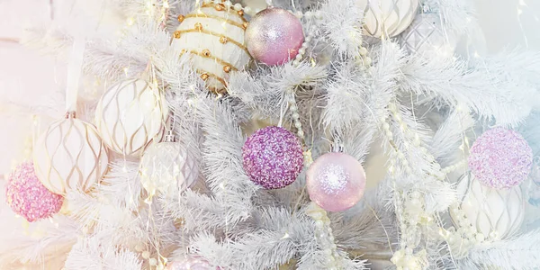 Weißer Weihnachtsbaumschmuck Mit Spielzeug Luxus Weihnachtsbaum — Stockfoto