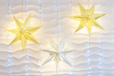 Beyaz duvar, parlak ışıklarla donatılmış. Çelenkli duvar.