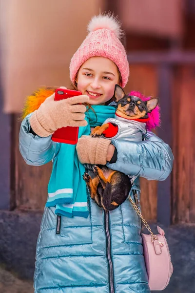 Mulher Sorridente Feliz Faz Auto Retrato Smartphone Dia Inverno Menina — Fotografia de Stock