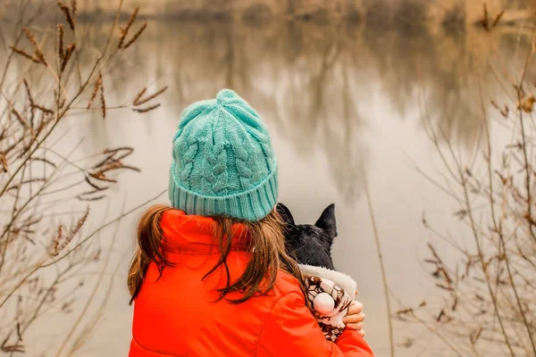 Propietario Mascota Niña Una Chaqueta Naranja Con Perro Chihuahua Naturaleza — Foto de Stock