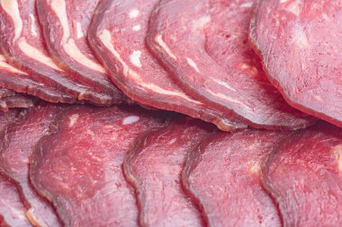 Arka plan olarak lezzetli çiğ sosisli makro fotoğraf.