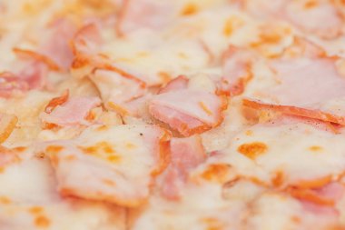 Pastırma ve peynirli pizza.