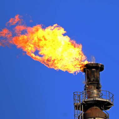 Gaz işleme tesisinde bir meşale. Web tasarımı için arkaplan resmi