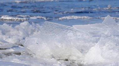 Nehirde buz var. Web tasarımı için soyut arkaplan resmi