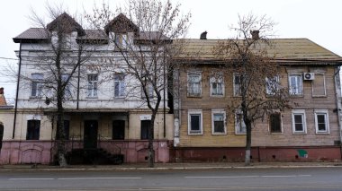 Astrakhan, Rusya, 7 Ocak 2021. Şehrin eski binaları. Amiralteyskaya Caddesi.