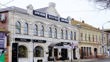 Astrakhan, Rusya, 7 Ocak 2021. Şehrin eski binaları. Amiralteyskaya Caddesi.