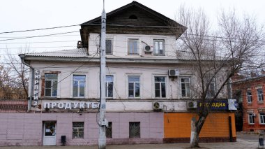 Astrakhan, Rusya, 7 Ocak 2021. Şehrin eski binaları. Amiralteyskaya Caddesi.