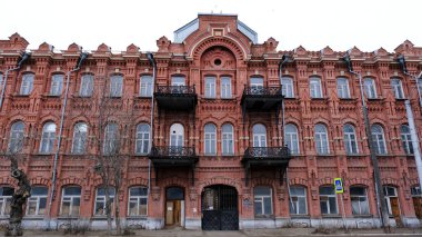 Astrakhan, Rusya, 7 Ocak 2021. Şehrin eski binaları. Amiralteyskaya Caddesi.