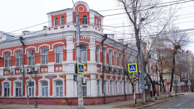 Astrakhan, Rusya, 7 Ocak 2021. Şehrin eski binaları. Amiralteyskaya Caddesi.