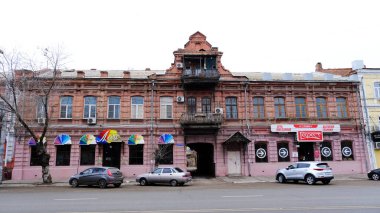 Astrakhan, Rusya, 7 Ocak 2021. Şehrin eski binaları. Amiralteyskaya Caddesi.