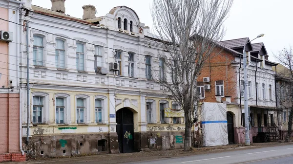 ロシアのアストラハン2021年1月7日 旧市街の建物 アドミラルテイスカヤ通り — ストック写真