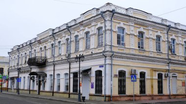 Astrakhan, Rusya, 7 Ocak 2021. Şehrin eski binaları. Ön cephe. Nikolskaya Caddesi.