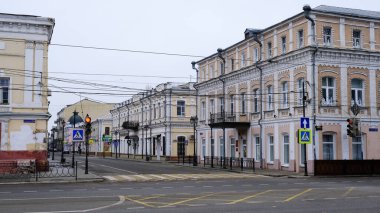 Astrakhan, Rusya, 7 Ocak 2021. Şehrin eski binaları. Ön cephe. Nikolskaya Caddesi.