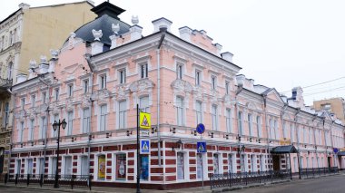 Astrakhan, Rusya, 7 Ocak 2021. Şehrin eski binaları. Ön cephe. Nikolskaya Caddesi.