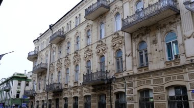 Astrakhan, Rusya, 7 Ocak 2021. Şehrin eski binaları. Ön cephe. Nikolskaya Caddesi.