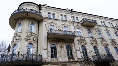 Astrakhan, Rusya, 7 Ocak 2021. Şehrin eski binaları. Ön cephe. Nikolskaya Caddesi.