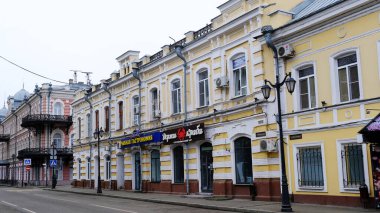 Astrakhan, Rusya, 7 Ocak 2021. Şehrin eski binaları. Ön cephe. Nikolskaya Caddesi.