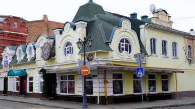 Astrakhan, Rusya, 7 Ocak 2021. Şehrin eski binaları. Ön cephe. Nikolskaya Caddesi.