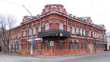 Astrakhan, Rusya, 7 Ocak 2021. Şehrin eski binaları. Ön cephe. Nikolskaya Caddesi.