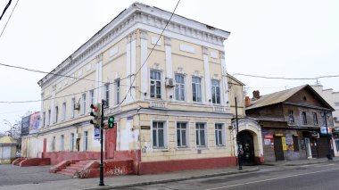 Astrakhan, Rusya, 7 Ocak 2021. Şehrin eski binaları. Ön cephe. Nikolskaya Caddesi.
