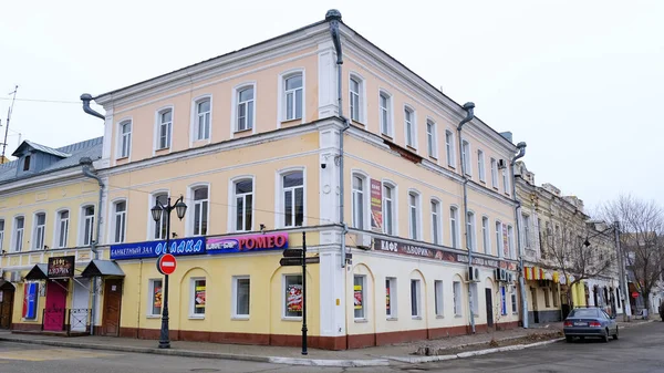 Astrakhan Rússia Janeiro 2021 Edifícios Antigos Cidade Fachada Rua Nikolskaya — Fotografia de Stock