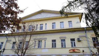 Astrakhan, Rusya, 8 Ocak 2021. Şehrin eski binaları. Ön cephe. Sovyet sokağı.