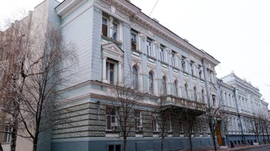 Astrakhan, Rusya, 8 Ocak 2021. Şehrin eski binaları. Ön cephe. Sovyet sokağı.