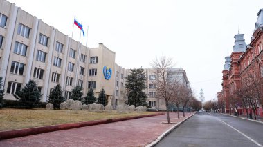 Astrakhan, Rusya, 8 Ocak 2021. Şehrin eski binaları. Ön cephe. Sovyet sokağı.