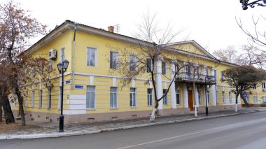 Astrakhan, Rusya, 8 Ocak 2021. Şehrin eski binaları. Ön cephe. Sovyet sokağı.