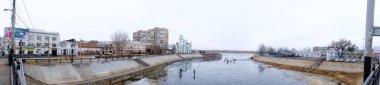Astrakhan, Rusya, 10 Ocak 2021. Şehrin eski binaları. Ön cephe. Kırmızı toprak seti sokağı.