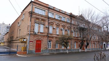 Astrakhan, Rusya, 10 Ocak 2021. Şehrin eski binaları. Ön cephe. Kırmızı toprak seti sokağı.