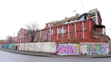 Astrakhan, Rusya, 10 Ocak 2021. Şehrin eski binaları. Ön cephe. Kırmızı toprak seti sokağı.