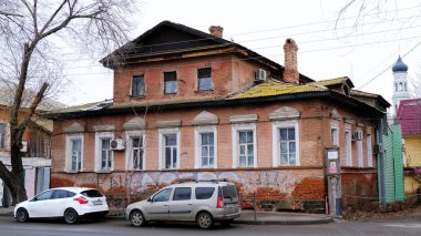 Astrakhan, Rusya, 10 Ocak 2021. Şehrin eski binaları. Ön cephe. Kırmızı toprak seti sokağı.