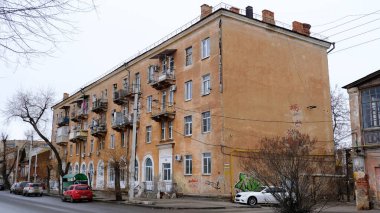 Astrakhan, Rusya, 10 Ocak 2021. Şehrin eski binaları. Ön cephe. Kırmızı toprak seti sokağı.